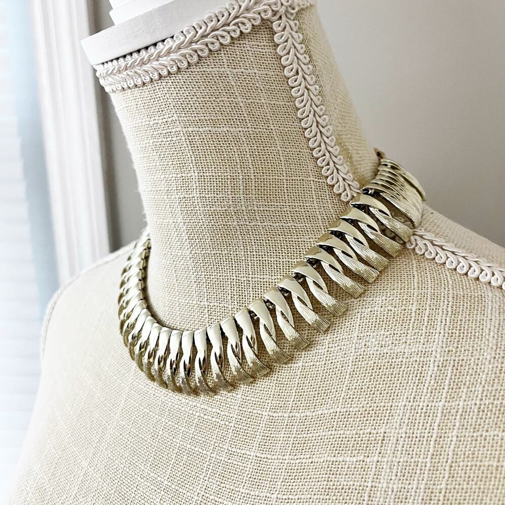 Coro Vintage Light Gold Wreath Collar Necklace - Picture 5 of 9